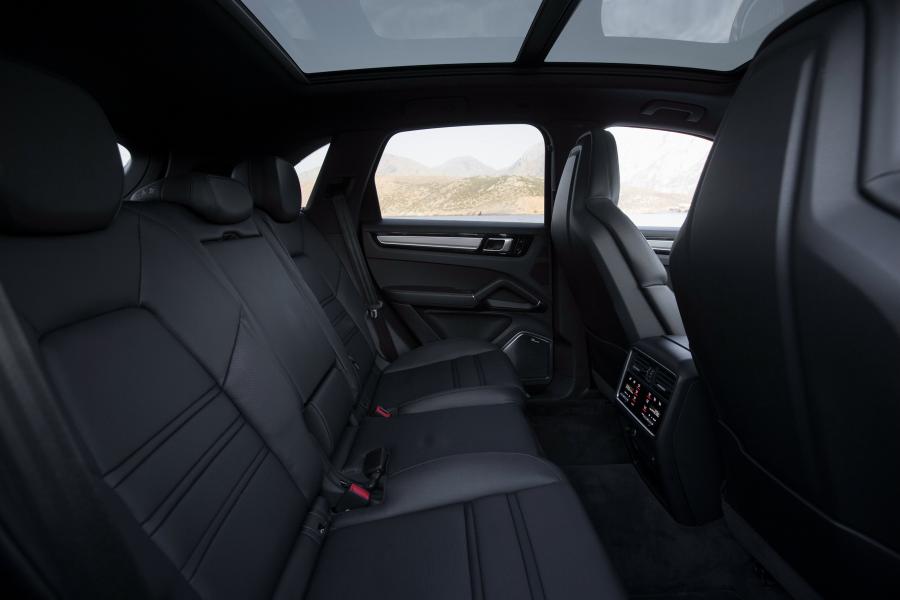 Интерьер Porsche Cayenne S 2017 года  (WW) (фото 31 из 40)